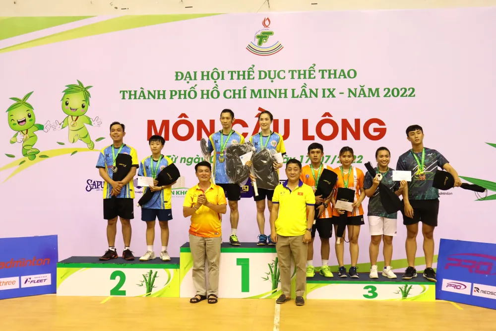 Vợ chồng Nguyễn Tiến Minh / Vũ Thị Trang giành HCV nội dung đôi nam nữ. Ảnh: NGUYỄN ANH