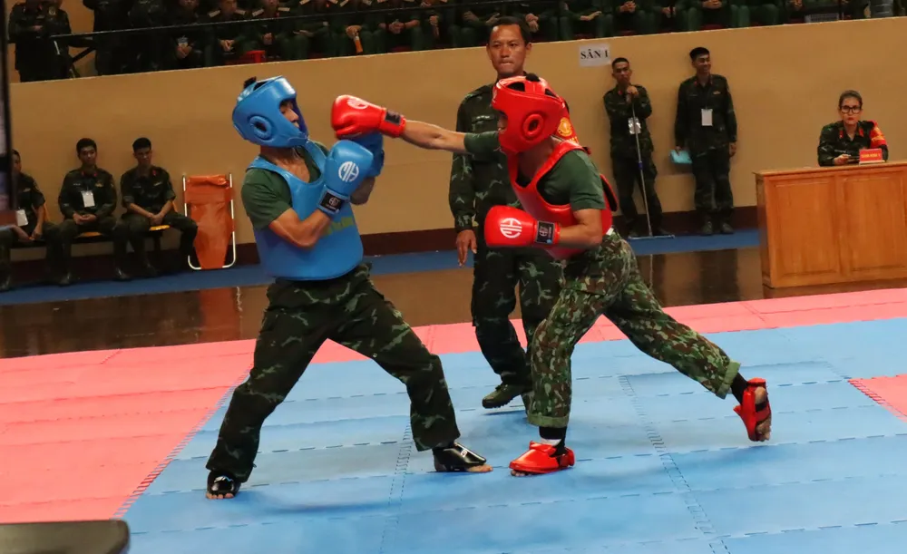 Các vận động viên thi đấu đối kháng ở các hạng cân. Ảnh: NGUYỄN ANH