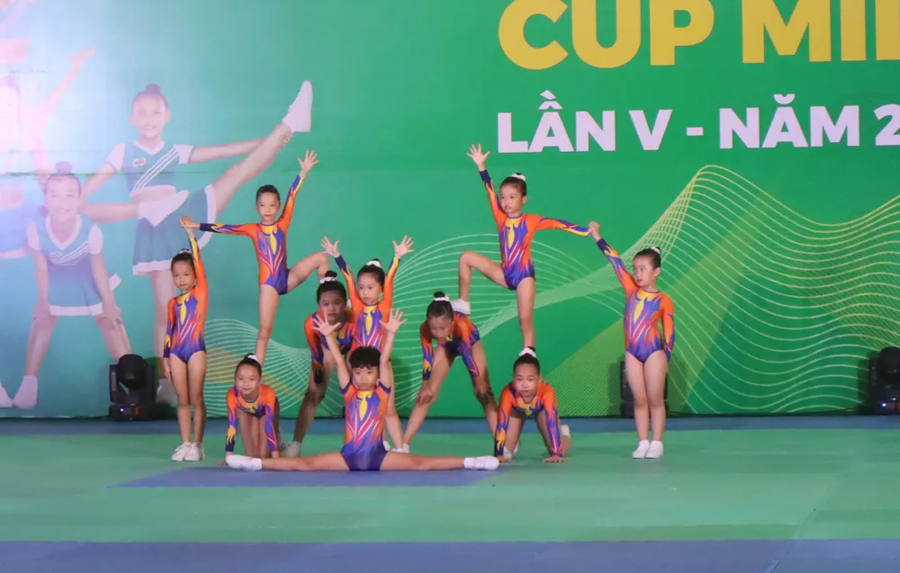 Phần trình diễn aerobic sôi động đến từ các đội tiểu học. Ảnh: NGUYỄN ANH