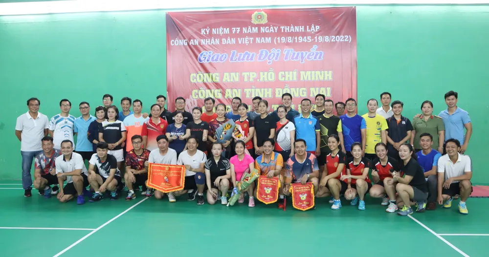 Đông đảo CBCS tham gia giải đấu giao hữu. Ảnh: NGUYỄN ANH