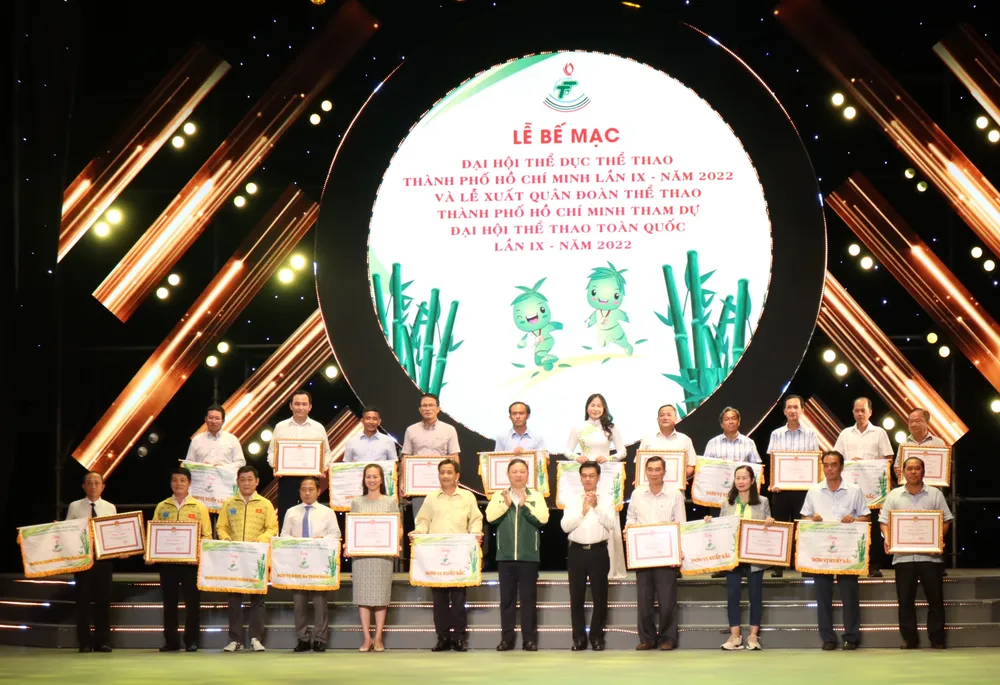 Khen thưởng các đơn vị quận, huyện đạt thành tích cao tại Đại hội TDTT TPHCM lần 9. Ảnh: NGUYỄN ANH