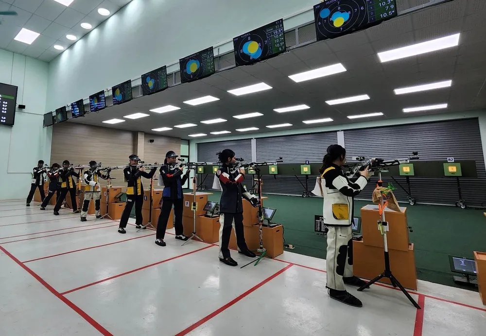 Các VĐV tranh tài ở nội dung súng trường hơi nữ