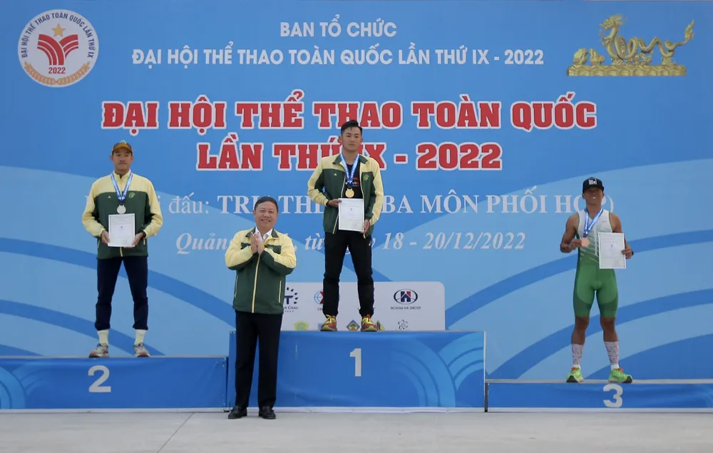 Trao thưởng ở nội dung triathlon cá nhân nam. Ảnh: DŨNG PHƯƠNG