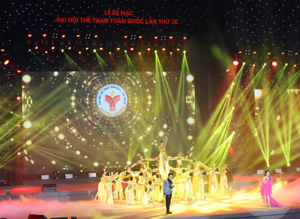 Các tiết mục nghệ thuật đặc sắc tại lễ bế mạc. Ảnh: NGUYỄN ANH