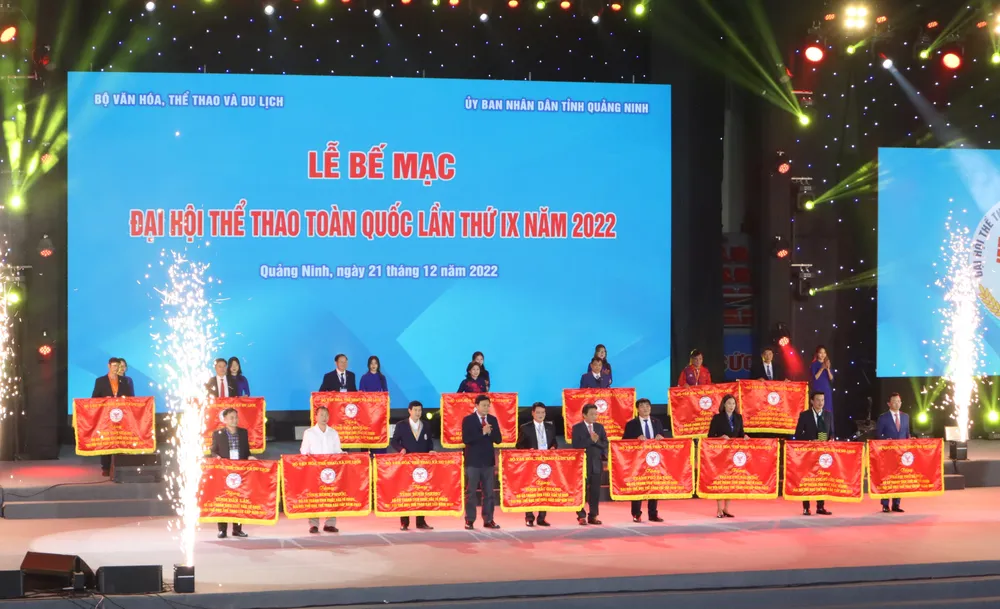 Khen thưởng 15 địa phương có thành tích xuất sắc trong công tác tổ chức Đại hội TDTT các cấp. Ảnh: NGUYỄN ANH