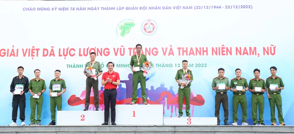 BTC trao giải ở các nội dung. Ảnh: NGUYỄN ANH