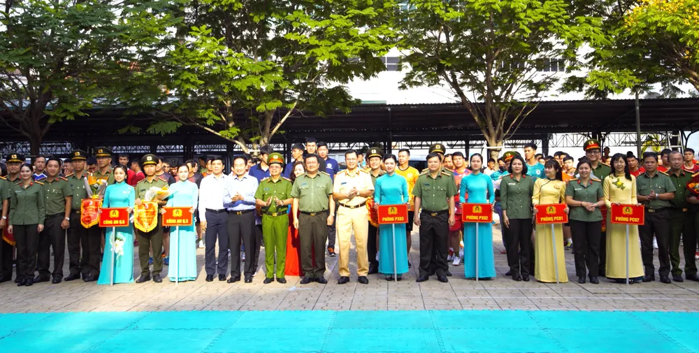 Hội thao diễn ra với 2 môn tranh tài là bóng chuyền và bóng đá 5 người