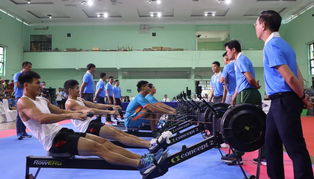 Giải đấu thu hút 15 đơn vị tranh tài. Ảnh: NGUYỄN ANH