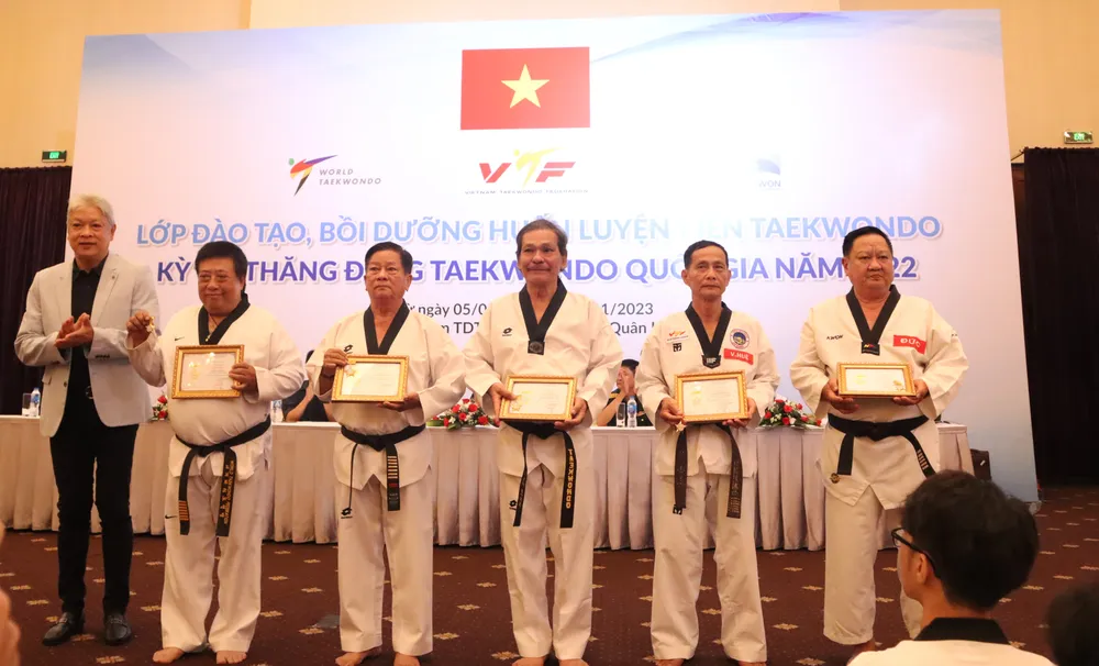 Liên đoàn taekwondo VN trao tặng bằng khen cho các cá nhân trong công tác nâng cao chất lượng phong trào và thành tích bộ môn. Ảnh: NGUYỄN ANH Liên đoàn taekwondo VN trao tặng bằng khen cho các cá nhân trong công tác nâng cao chất lượng phong trào và thành tích bộ môn. Ảnh: NGUYỄN ANH