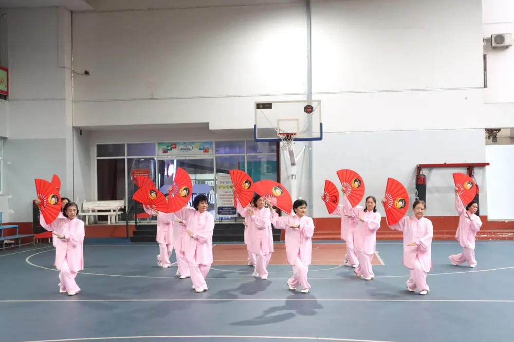 Các hoạt động rèn luyện sức khỏe bổ ích dành cho người cao tuổi tại CLB Thái cực Đông Gia. Ảnh: NGUYỄN ANH