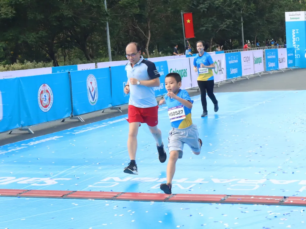 Nhiều bạn nhỏ hào hứng tham gia chạy cùng gia đình của mình. Ảnh: NGUYỄN ANH