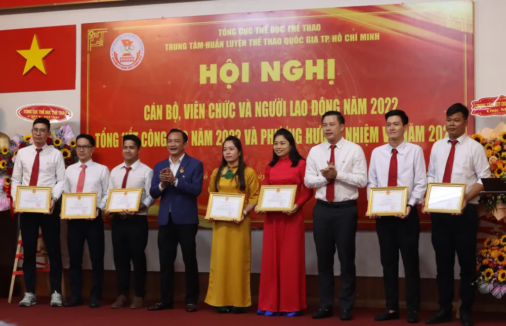 Trao tặng giấy khen cho các CBVC trung tâm hoàn thành xuất sắc nhiệm vụ trong năm 2022. Ảnh: NGUYỄN ANH