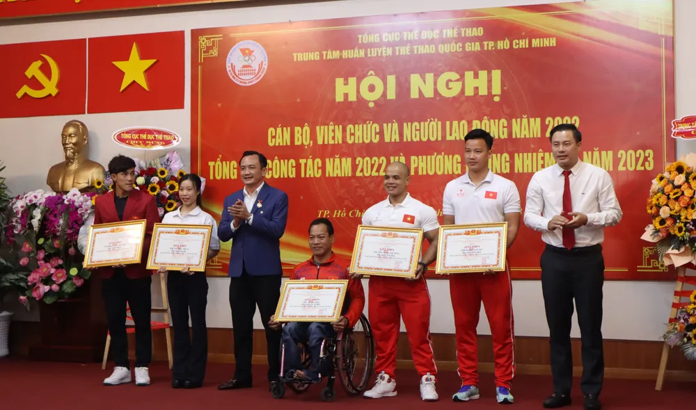 Trao tặng giấy khen cho các VĐV có thành tích xuất sắc trong năm 2022. Ảnh: NGUYỄN ANH