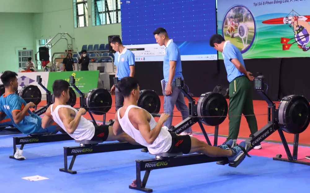 Các thông số, quãng đường di chuyển...sẽ hiển thị trên bảng điện tử của máy rowing. Ảnh: THANH TÙNG