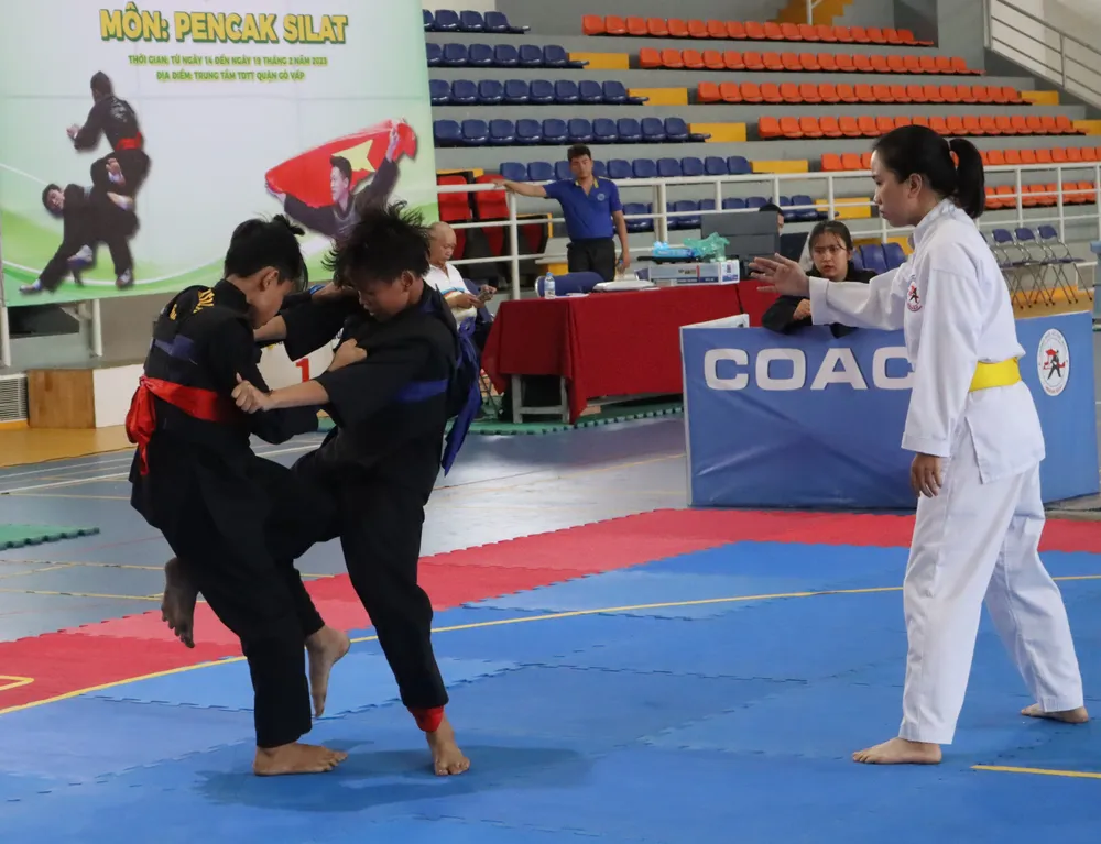 Những pha giao tranh quyết liệt từ các tuyển thủ. Ảnh: THANH TÙNG