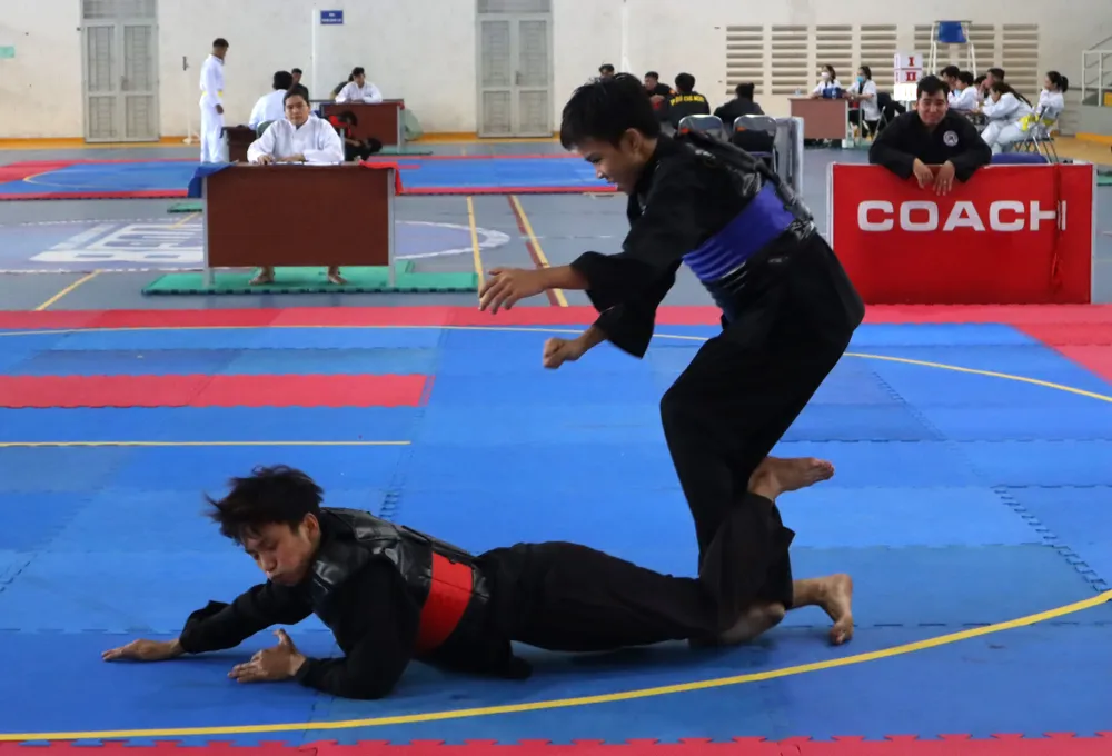 Từ giải đấu cấp độ học sinh, các nhà tuyển trạch sẽ tìm ra những tuyển thủ tiềm năng cho đội tuyển thành phố. Ảnh: THANH TÙNG