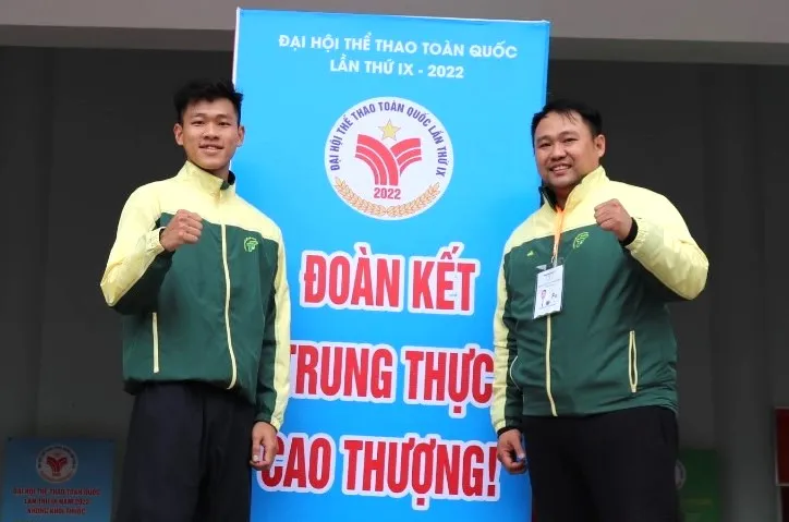 Nguyễn Tấn Sang (trái) là tuyển thủ nổi bật của pencak silat TPHCM ở thời điểm hiện tại
