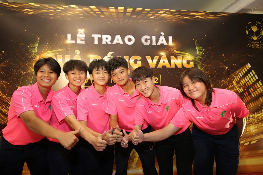 Các nữ cầu thủ trẻ đến cổ vũ cho đàn anh, đàn chị của mình trong đêm trao giải. Ảnh: DŨNG PHƯƠNG