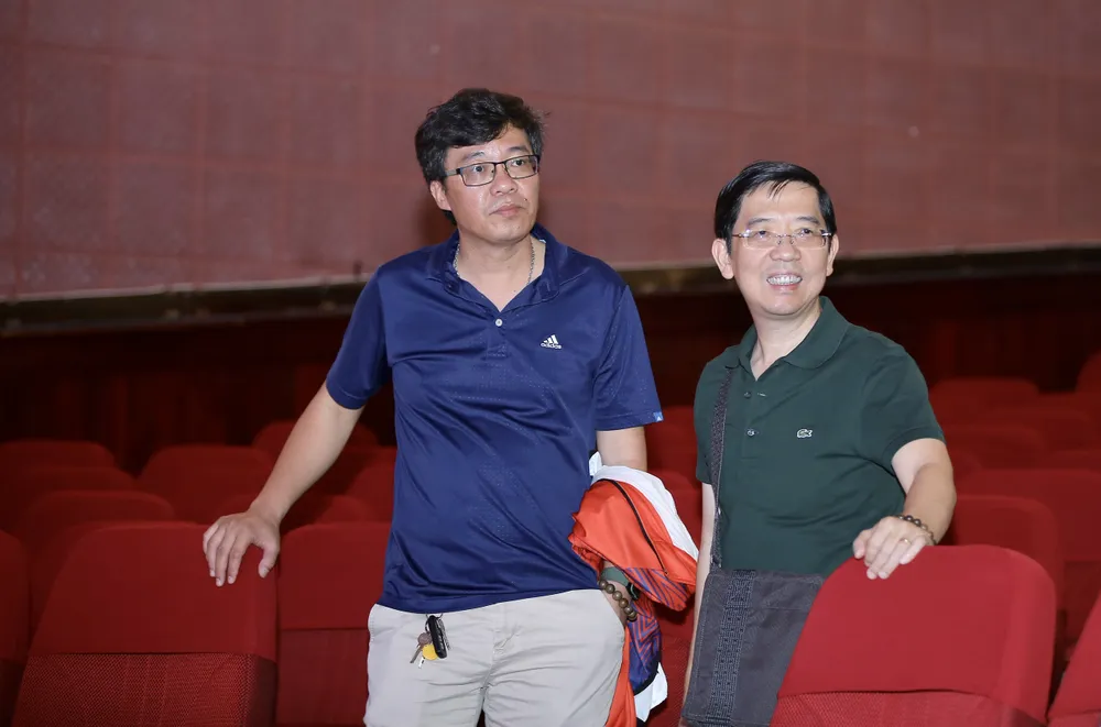 Nhà báo Nguyễn Nhật -Phó Tổng biên tập Thường trực Báo SGGP, Trưởng Ban tổ chức Giải thưởng Quả bóng vàng Việt Nam (phải) kiểm tra những khâu cuối trước lễ trao giải. Ảnh: DŨNG PHƯƠNG