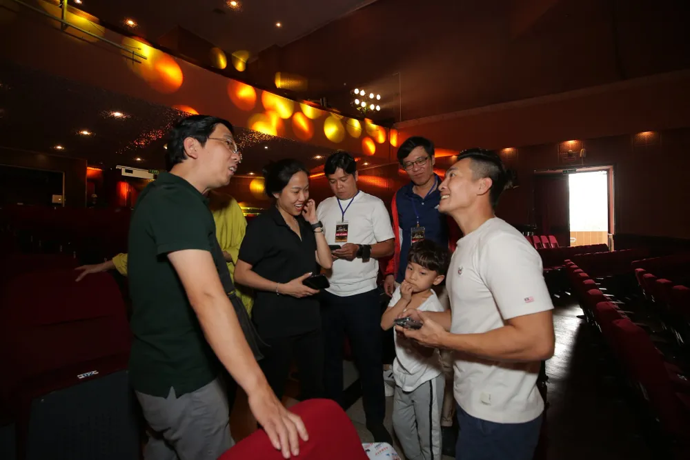 Nhà báo Nguyễn Nhật trò chuyện cùng nghệ sĩ Quốc Cơ