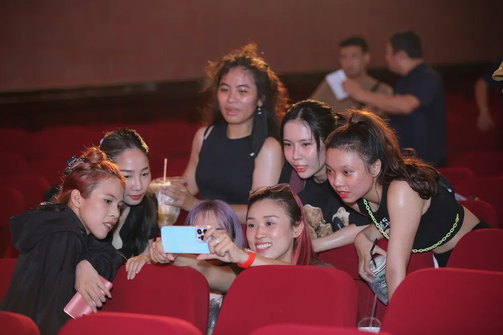 Các nghệ sĩ xem lại phần trình diễn trong buổi tổng duyệt