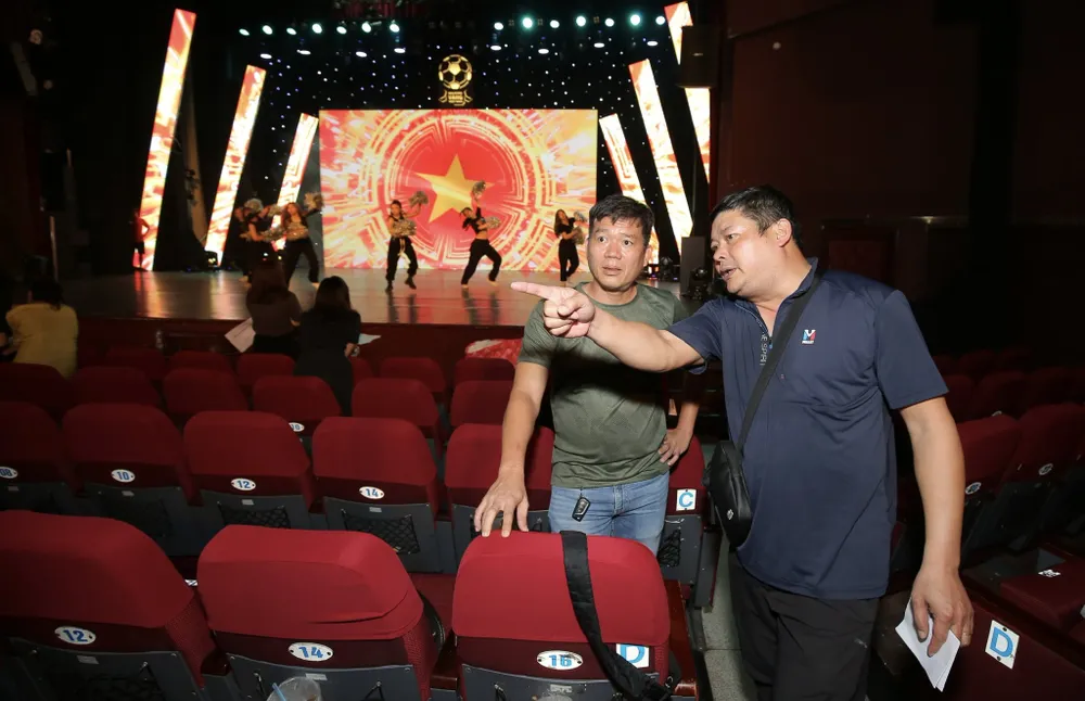 Ông Đoàn Kim Phú - Phó Trưởng ban sản xuất các chương trình thể thao, Đài truyền hình VTV (phải) trao đổi cùng thành viên BTC. Ảnh: DŨNG PHƯƠNG