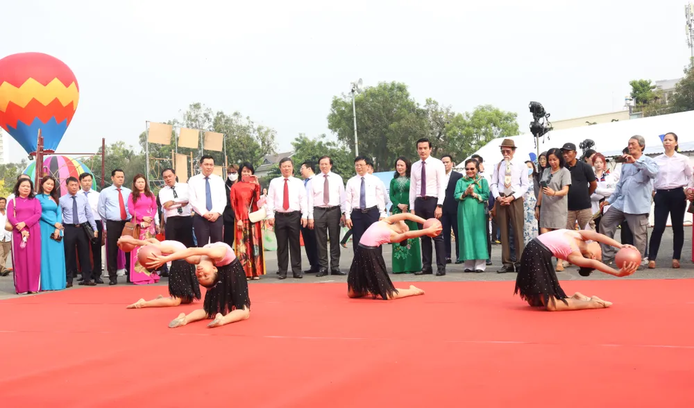 Lãnh đạo ngành VH-TT thưởng thức phần trình diễn của đội tuyển TDNT TPHCM. Ảnh: THANH TÙNG