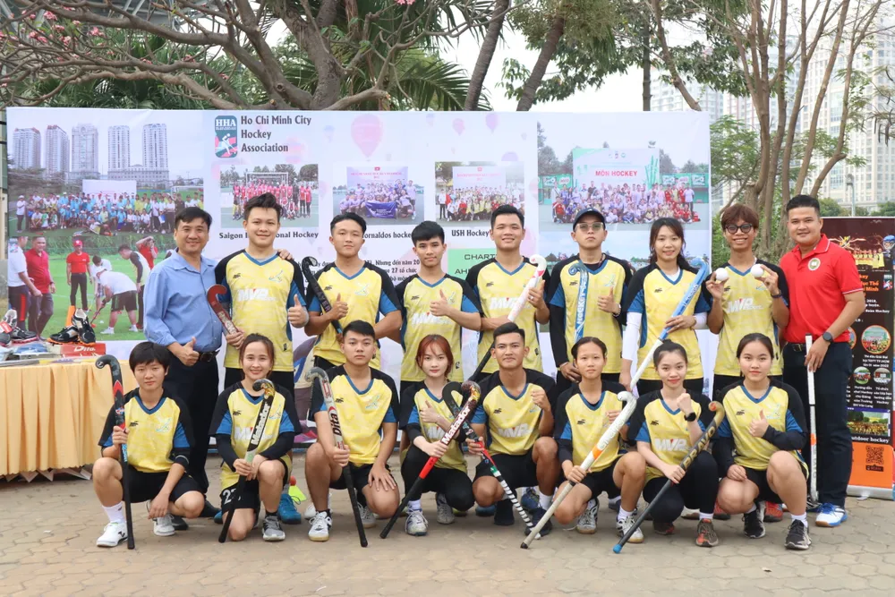 Các VĐV của hockey TPHCM sẵn sàng hướng dẫn cách chơi cho những ai quan tâm đến bộ môn. Ảnh: THANH TÙNG