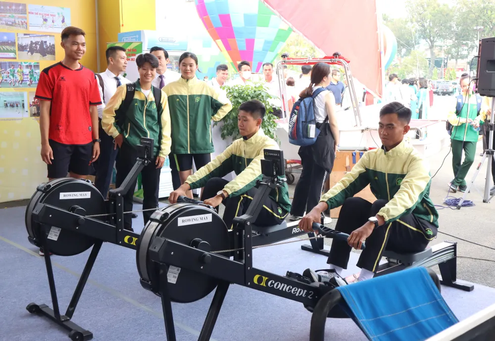 Các VĐV bộ môn rowing TPHCM hướng dẫn tập luyện bằng máy rowing. Ảnh: THANH TÙNG