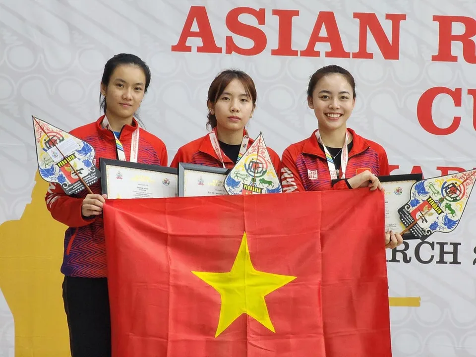 Gia Bảo, Mộng Tuyền, Thanh Thảo (từ trái sang phải) giành HCB đồng đội súng trường hơi nữ tại giải Cúp châu Á 2023