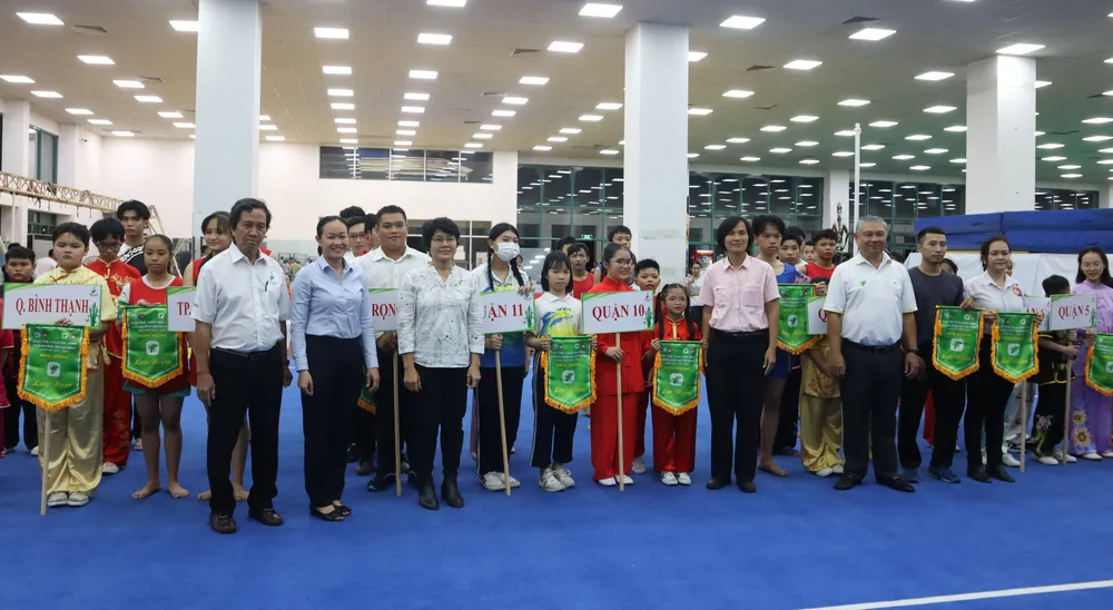 Ban tổ chức giải trao cờ lưu niệm cho các đơn vị tham dự. Ảnh: THANH TÙNG Ban tổ chức giải trao cờ lưu niệm cho các đơn vị tham dự. Ảnh: THANH TÙNG