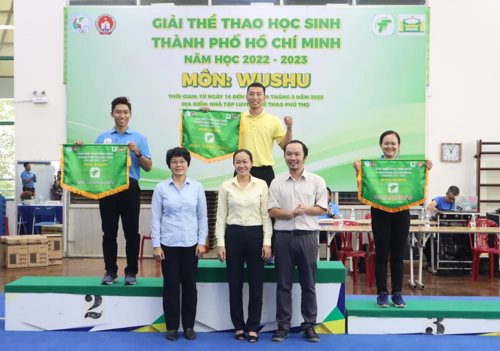 Ban tổ chức trao giải toàn đoàn cho các đơn vị tham dự. Ảnh: THANH TÙNG