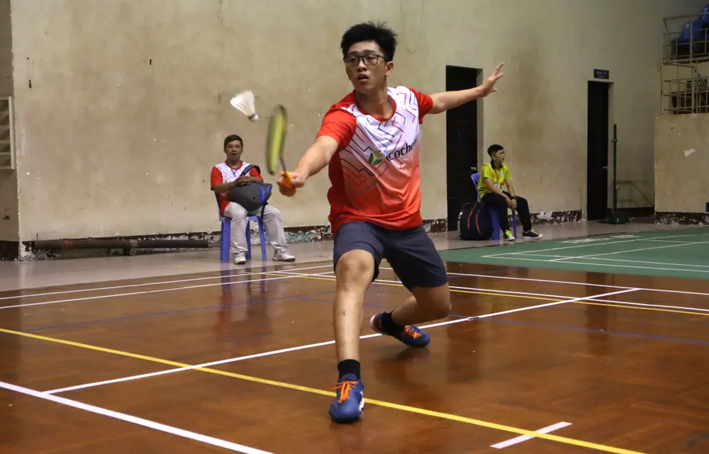 Các tuyển thủ tranh tài ở những nội dung đơn và đôi theo lứa tuổi quy định. Ảnh: THANH TÙNG Các tuyển thủ tranh tài ở những nội dung đơn và đôi theo lứa tuổi quy định. Ảnh: THANH TÙNG