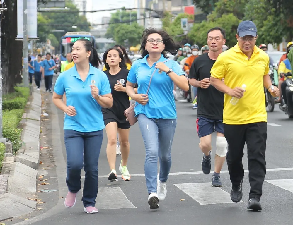 Mọi người hào hứng tham dự sự kiện rèn luyện sức khỏe