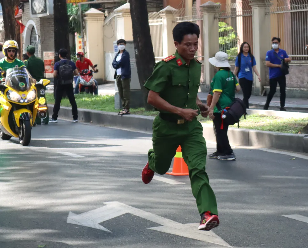 Ngày chạy Olympic TPHCM có sự tham gia của các lực lượng vũ trang, thanh niên, công nhân, học sinh...Ảnh: THANH TÙNG