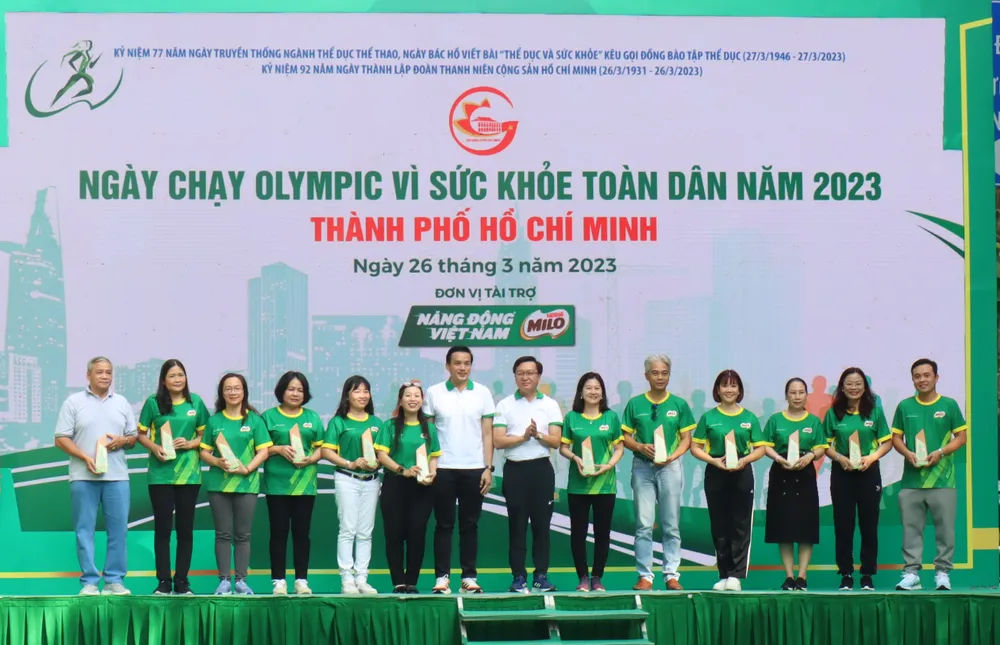 Trao kỷ niệm chương đến các đơn vị trường học tham dự sự kiện. Ảnh: THANH TÙNG