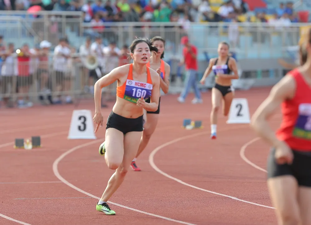 Nguyễn Thị Huyền tranh tài trên đường chạy 400m nữ