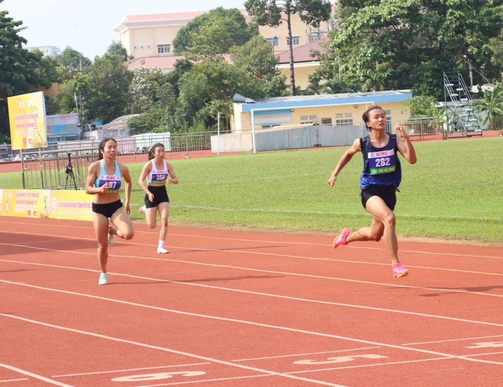 Trần Thị Nhi Yến (số đeo 282) là gương mặt tiềm năng ở nội dung cự ly ngắn của điền kinh Việt Nam. Ảnh: THANH TÙNG