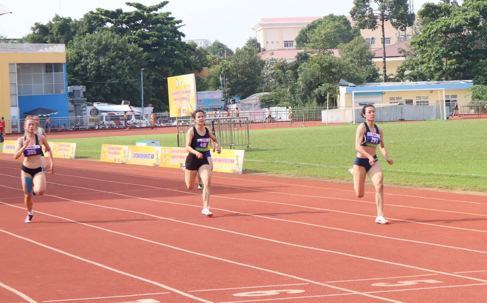 Lê Tú Chinh (số đeo 281) tái xuất đường đua chuyên nghiệp tại Cúp Tốc độ Thống Nhất 2023. Ảnh: THANH TÙNG