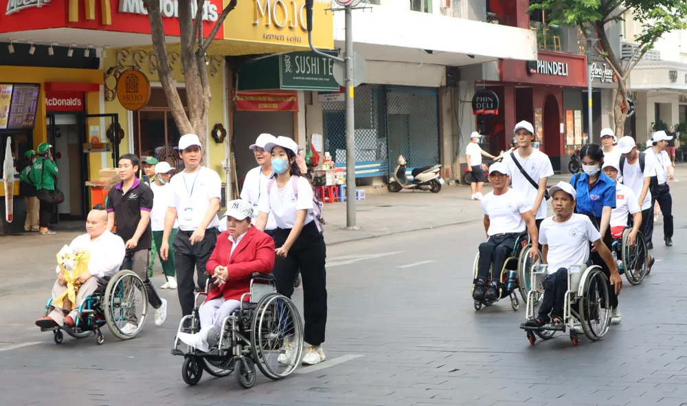 Việc phát triển hoạt động TDTT sẽ là cơ hội để NKT cống hiến tài năng cho thể thao nước nhà, có thêm tự tin và nghị lực để vươn lên trong cuộc sống Việc phát triển hoạt động TDTT sẽ là cơ hội để NKT cống hiến tài năng cho thể thao nước nhà, có thêm tự tin và nghị lực để vươn lên trong cuộc sống