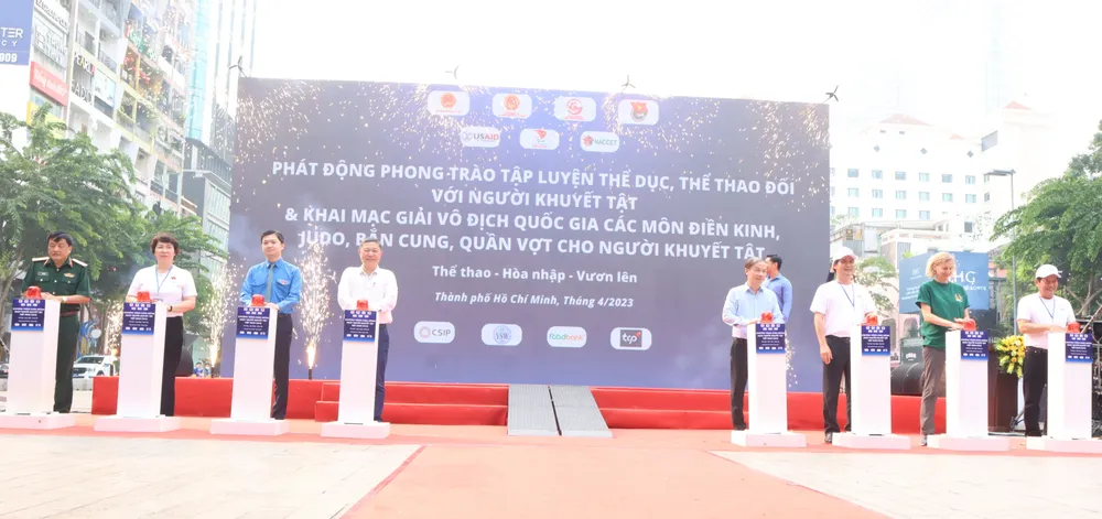 Lãnh đạo các Bộ, ngành, thành phố thực hiện nghi thức phát động phong trào tập luyện TDTT với NKT. Ảnh: THANH TÙNG Lãnh đạo các Bộ, ngành, thành phố thực hiện nghi thức phát động phong trào tập luyện TDTT với NKT. Ảnh: THANH TÙNG