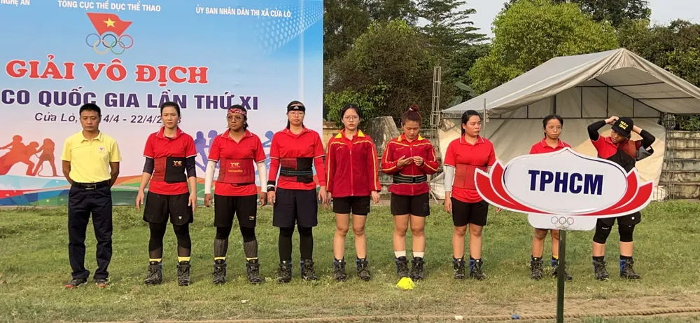 Đội tuyển nữ TPHCM thi đấu nội dung kéo co ngoài trời