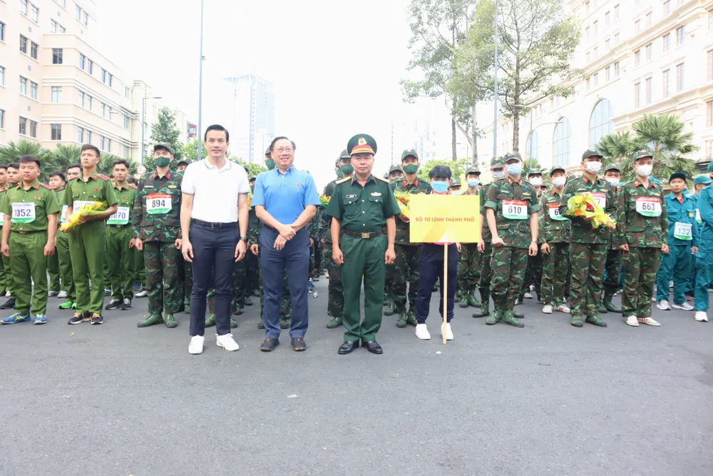 Các đại biểu tặng hoa động viên các đoàn VĐV tham gia giải. Ảnh: THANH TÙNG