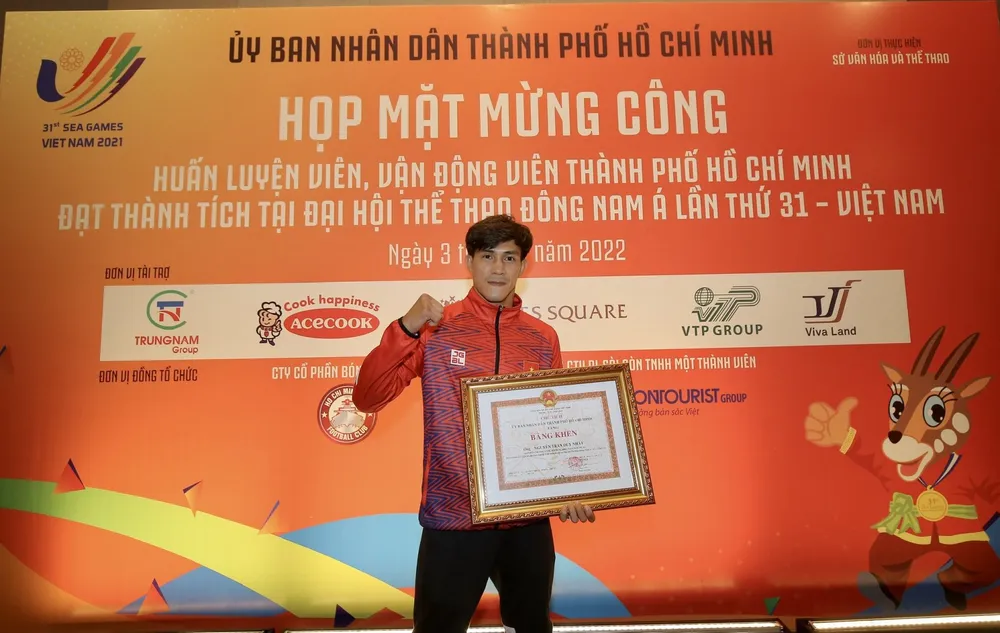 Nguyễn Trần Duy Nhất đảm nhận vai trò HLV của đội tuyển Kun Khmer Việt Nam dự SEA Games 32. Ảnh: DŨNG PHƯƠNG