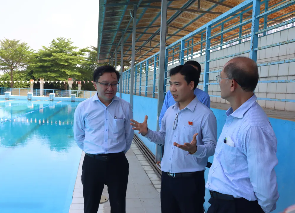 Phó Trưởng Ban VH-XH HĐND TPHCM Nguyễn Minh Nhựt (giữa) trao đổi về tình trạng cơ sở vật chất tại trường. Ảnh: THANH TÙNG