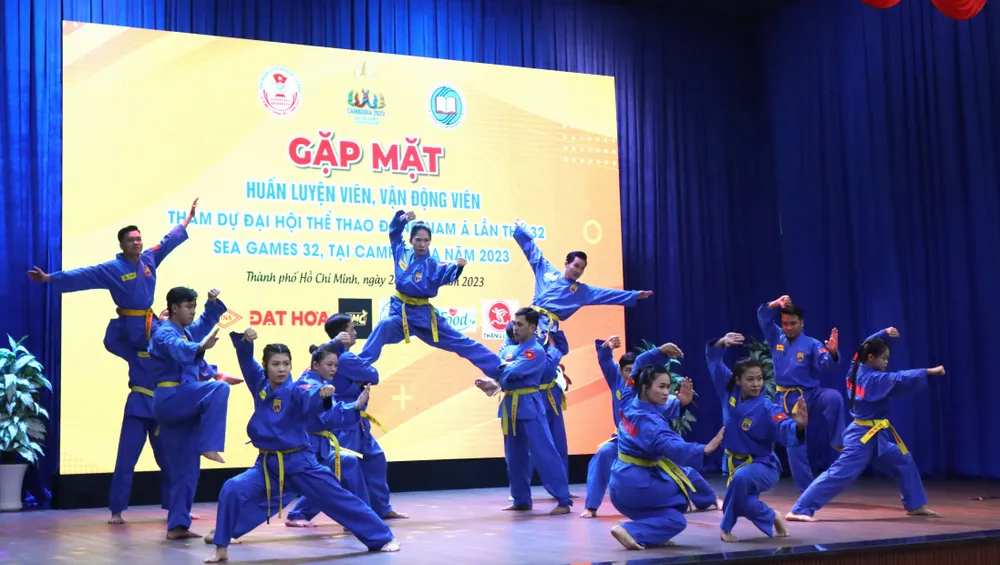 Chương trình gặp mặt với nhiều màn trình diễn đặc sắc của các đội tuyển. Ảnh: THANH TÙNG