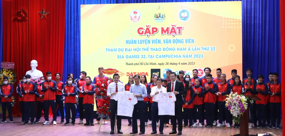 Các đội tuyển đã được tiếp thêm động lực trước ngày tranh tài tại Campuchia. Ảnh: THANH TÙNG