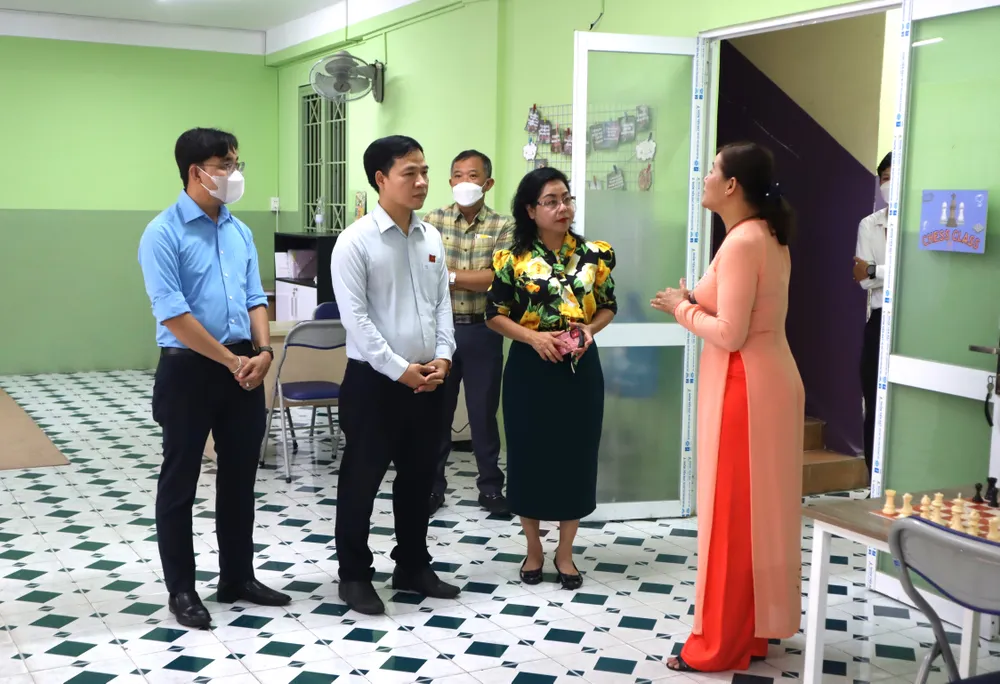 Đoàn đại biểu Ban VH-XH HĐND TPHCM tham quan cơ sở vật chất tại trường THPT năng khiếu TDTT. Ảnh: THANH TÙNG