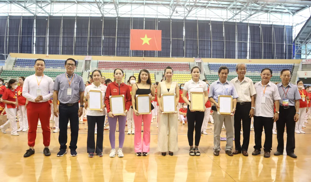 BTC giải gửi lời cảm ơn đến các đơn vị tài trợ đồng hành. Ảnh: THANH TÙNG