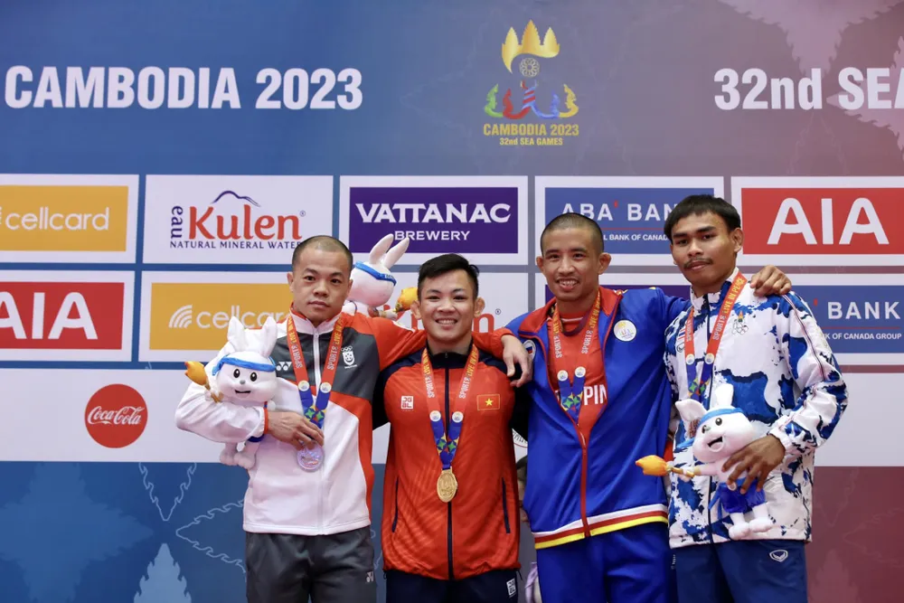 Đào Hồng Sơn (thứ 2 từ trái sang) đã bảo vệ thành công HCV SEA Games ở hạng cân 56kg. Ảnh: ĐHS